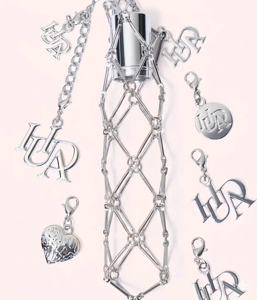 Huda Beauty TRAVEL SPRAY FRAGRANCE HOLDER WITH CHARMS